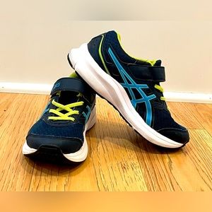 Asics Boys Runnjng Shoes, Size 2.5